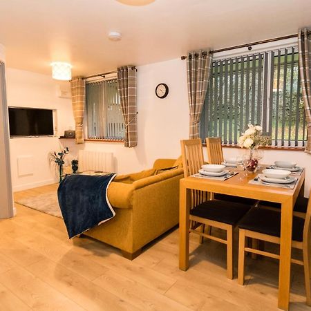 1 Bedroom Newton Apartment L Free Parking L Wigan Royal Infirmary L Haigh Hall L Central Location Ngoại thất bức ảnh